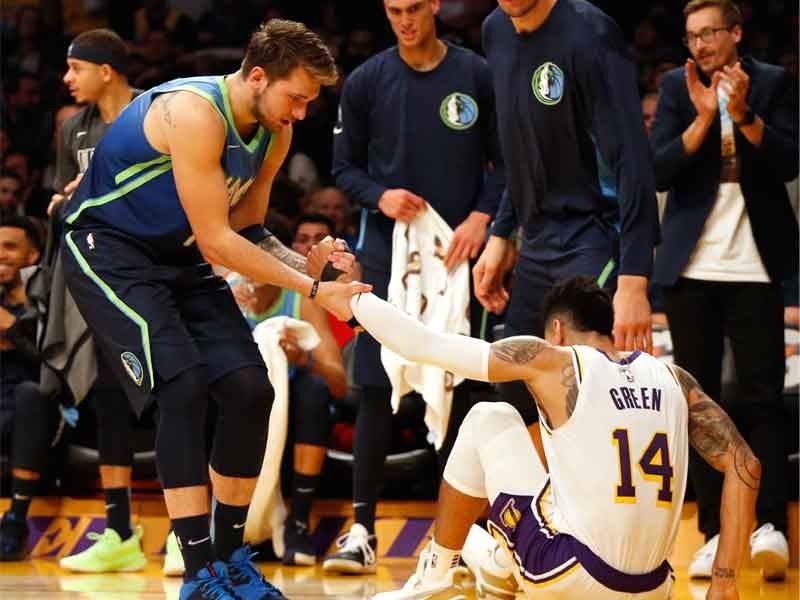 Doncic dominates as Mavericks end Lakers' winning streak