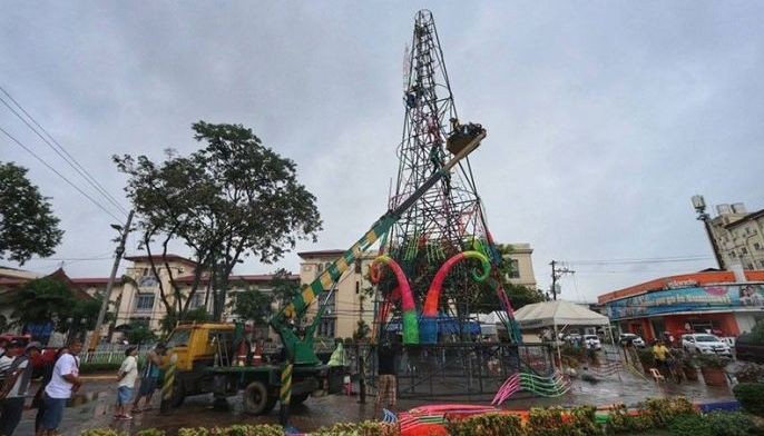 CH workers who set up Christmas trees under the rain &lsquo;safe&rsquo;