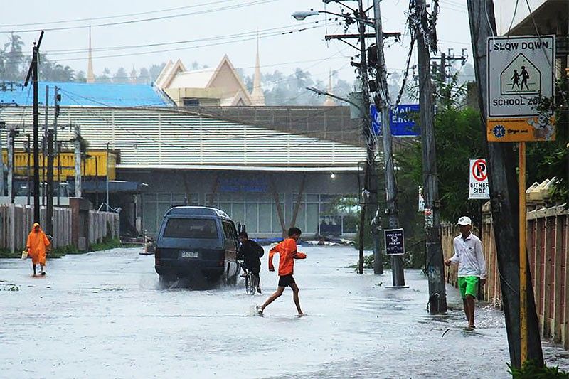 Typhoon Tisoy pounds Philippines, forces NAIA closure