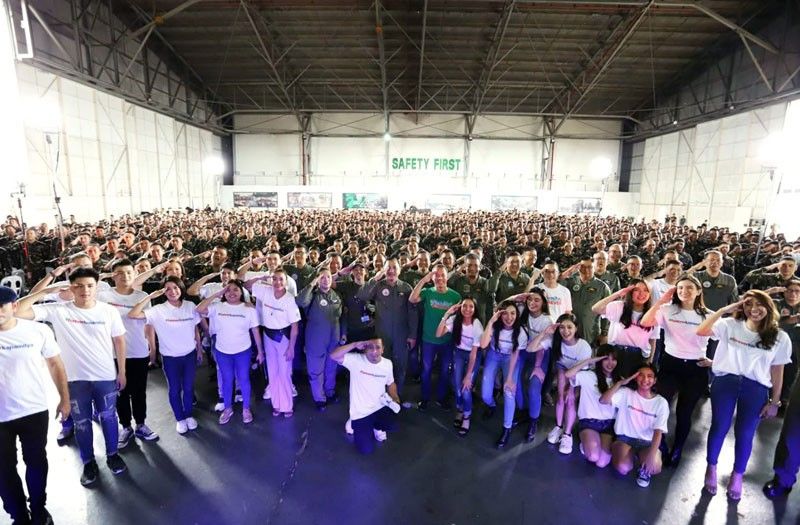 Kapamilya â��soldiersâ�� bond with real-life heroes