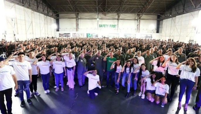 Kapamilya &lsquo;soldiers&rsquo; bond with real-life heroes