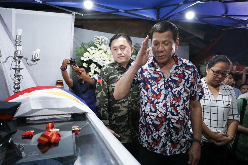 Hero cop pinarangalan ni Duterte