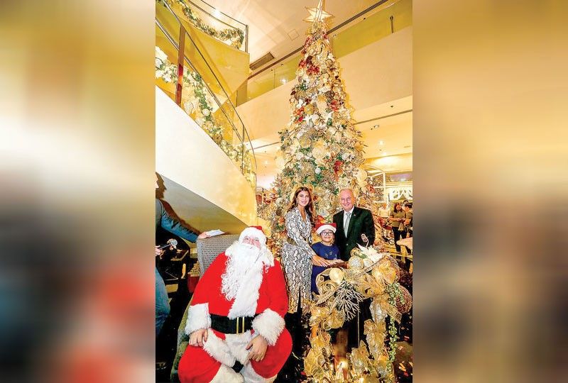 Manila Marriott officially welcomes the festive season with tree lighting