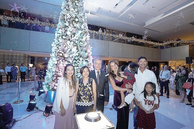 New World Makati Hotel heralds the Yuletide with a silver tree lighting spectacle on its 25th Anniversary