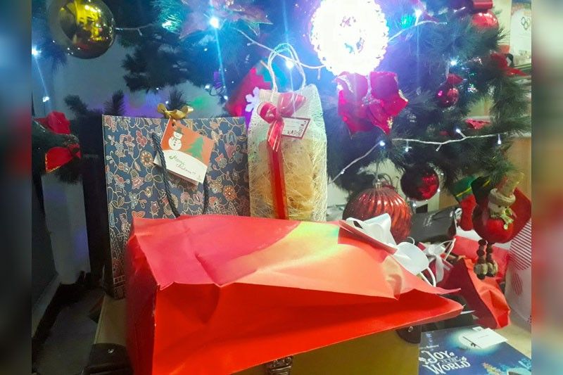 Tips on how to wrap a Christmas gift