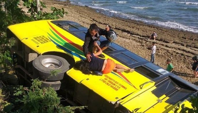 Bus falls off the road in Catmon, 25 injured