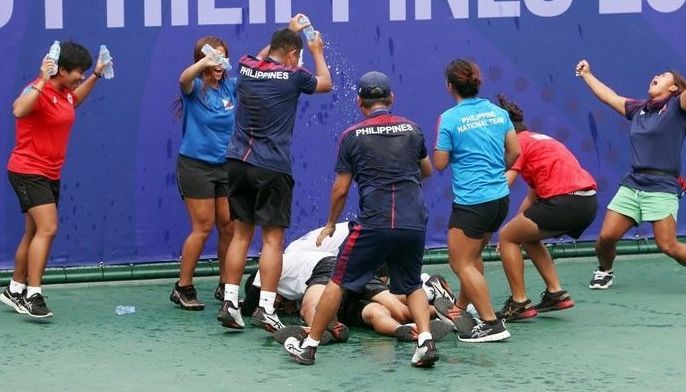 Soft netters slam aces