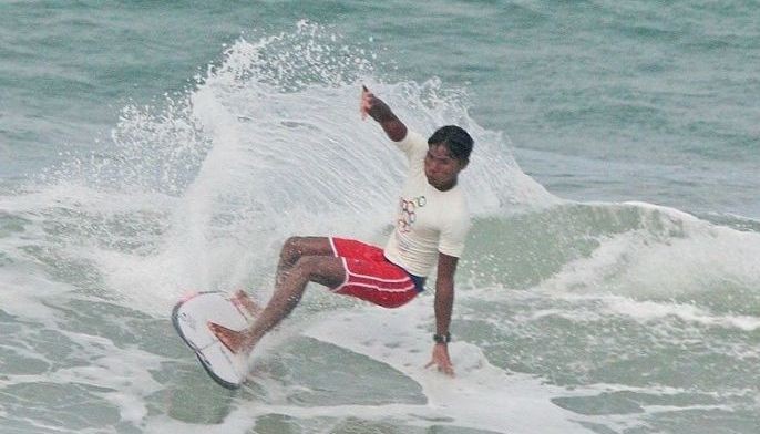 Hero surfer pays courtesy call on Rody