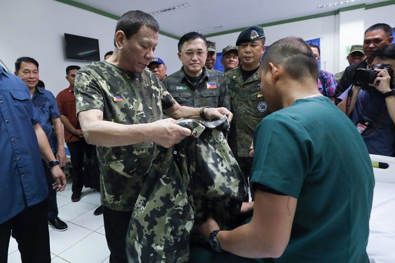 Mga sundalo, pulis na wounded-in-action sa Sulu pinarangalan ni Duterte, Sen. Go