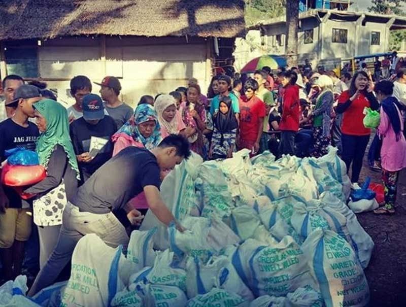 Families displaced by conflict in Sulu get relief goods