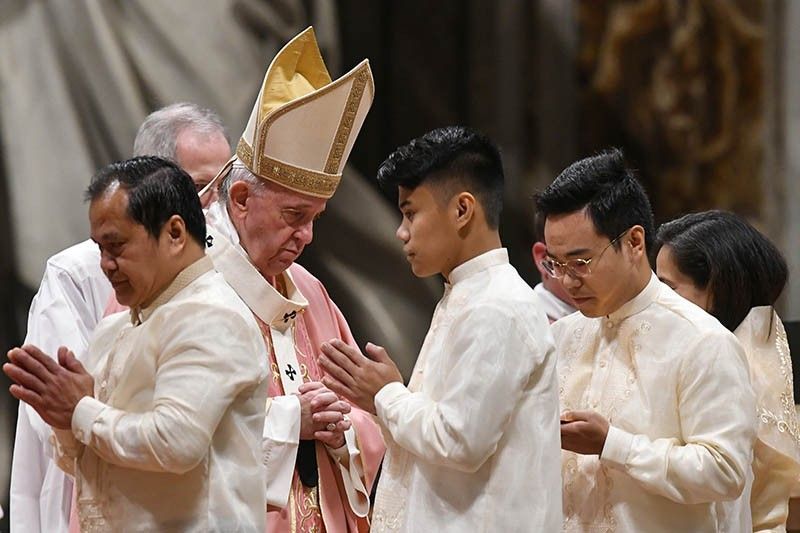 Pope Francis thanks Filipino migrants as he leads Simbang Gabi in Vatican