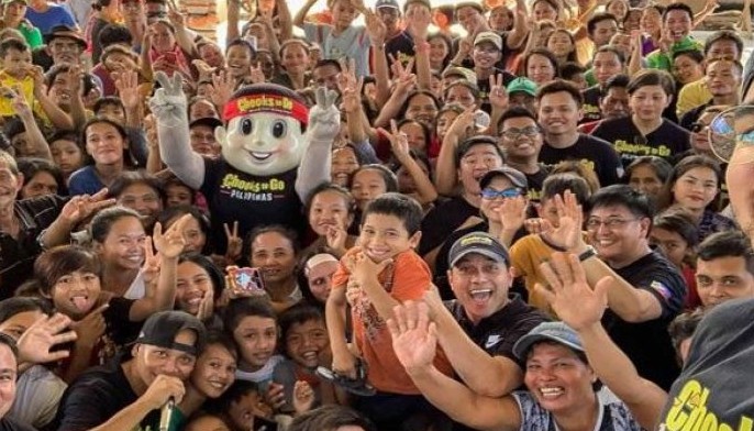 Paras brothers, Chooks-to-Go team lend a hand