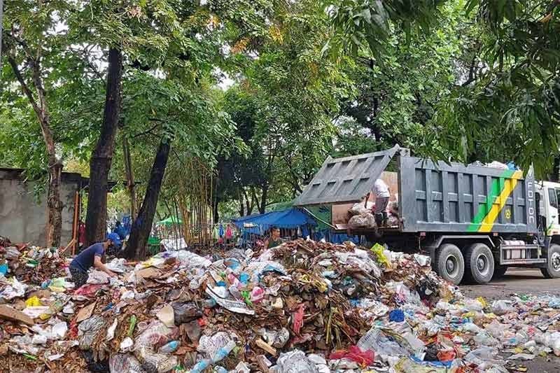 In Photos: 50 tons of trash hauled at Luneta since Christmas afternoon