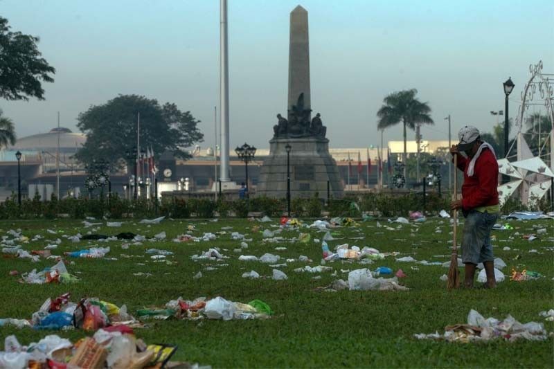 Rizal Park visitors leave 60 tons of trash