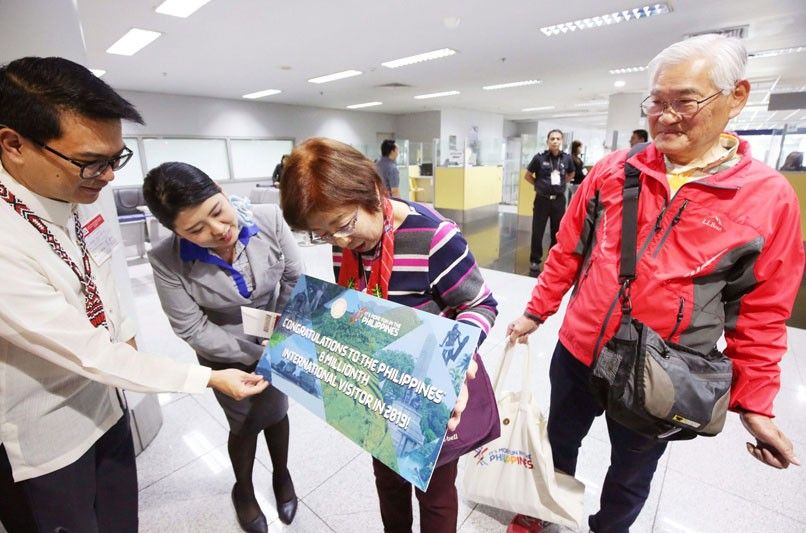 Japanese woman is 8 millionth Philippine visitor