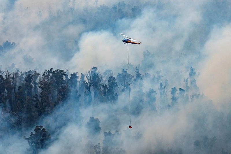 Thousands trapped on Australia beach encircled by fire