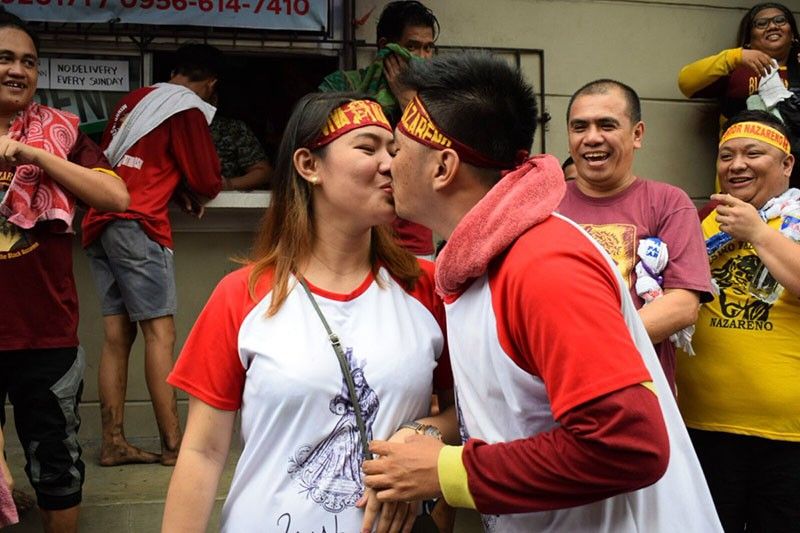 Nazareno devotee proposes to girlfriend amid Traslacion