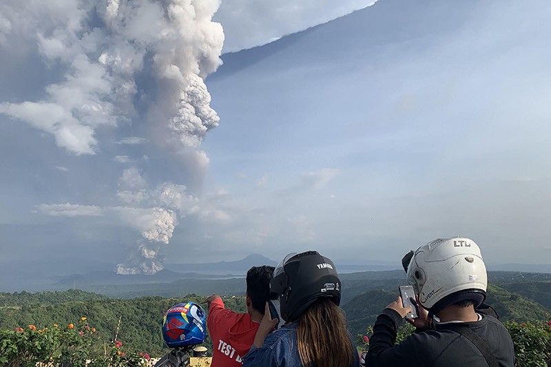 Thousands flee their homes as Taal Volcano rumbles ...