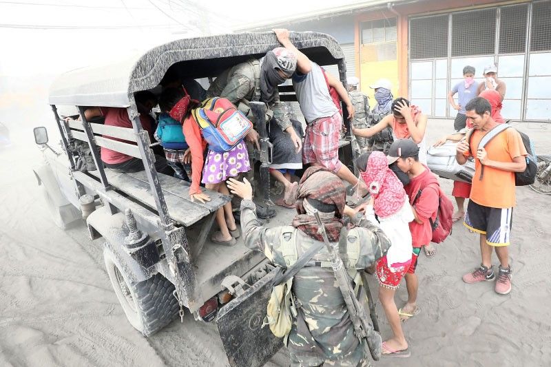 1,000 pulis sa Central Luzon umalerto sa Taal eruption