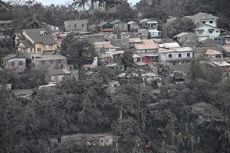 Phivolcs: Cracks seen in areas near Taal Volcano