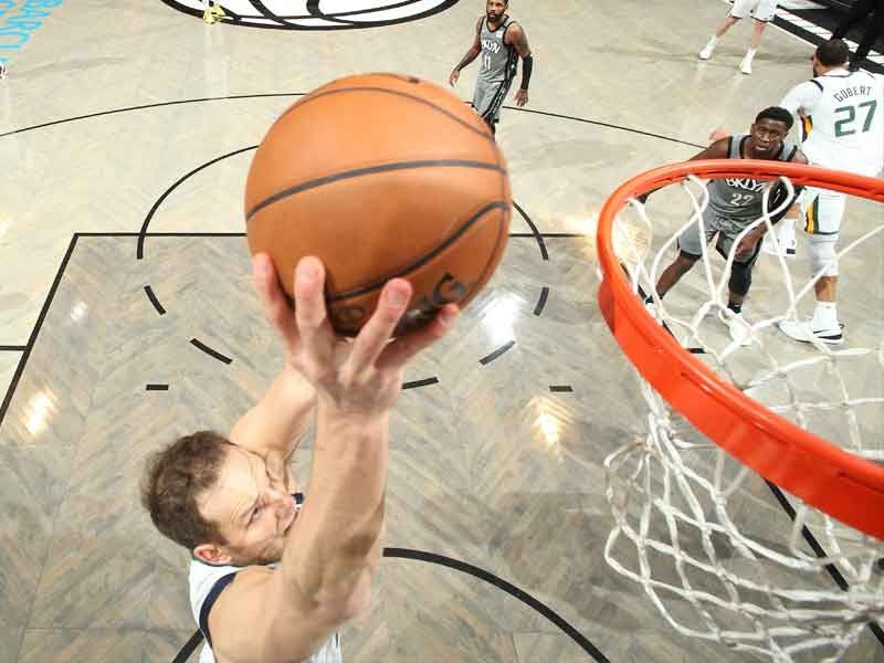 Sizzling Ingles propels Jazz to 10th straight win
