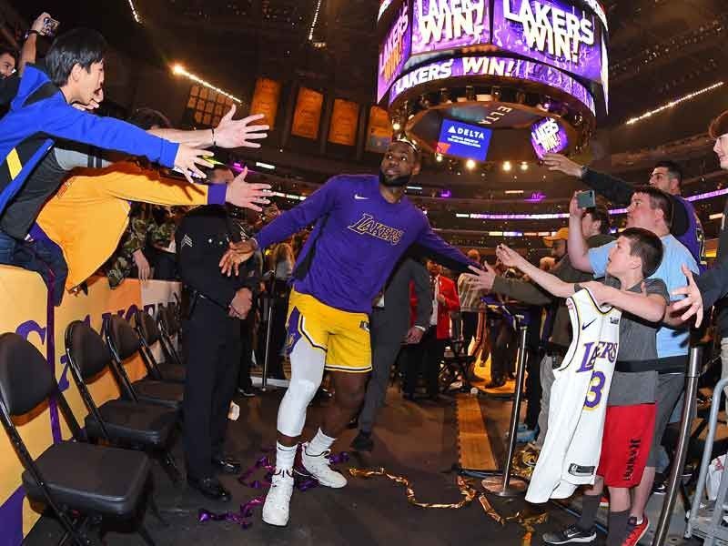 LeBron James stretches lead in NBA All-Star Game fan voting