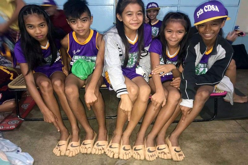 Support snowballs for barefoot runner | Philstar.com