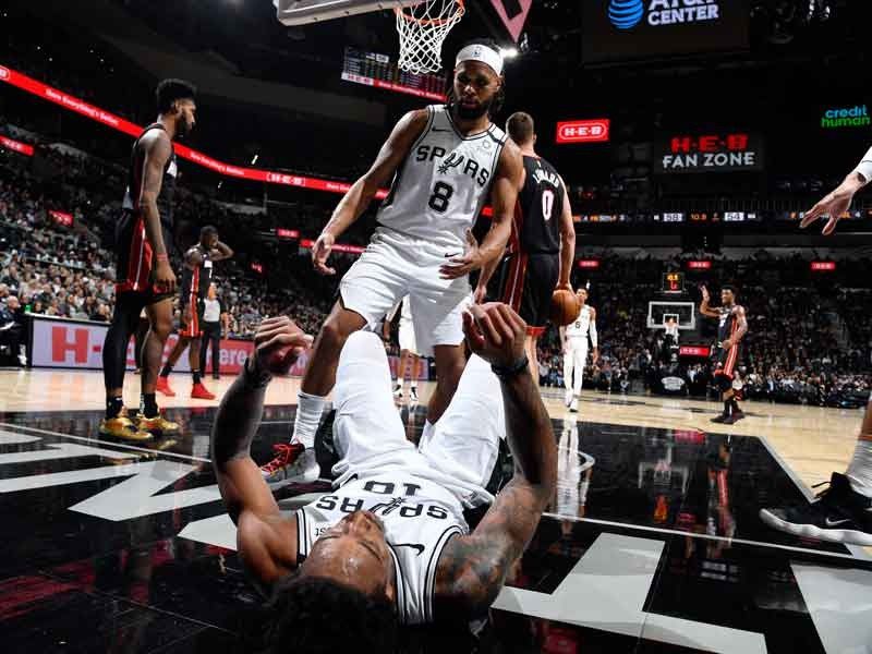 Mills shines as Spurs hold off Heat