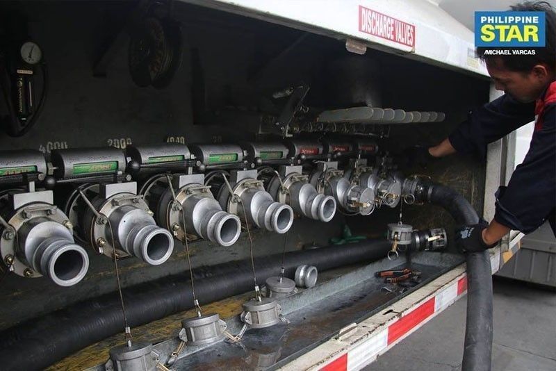 P11.3 milyong smuggled fuel nasabat sa dagat