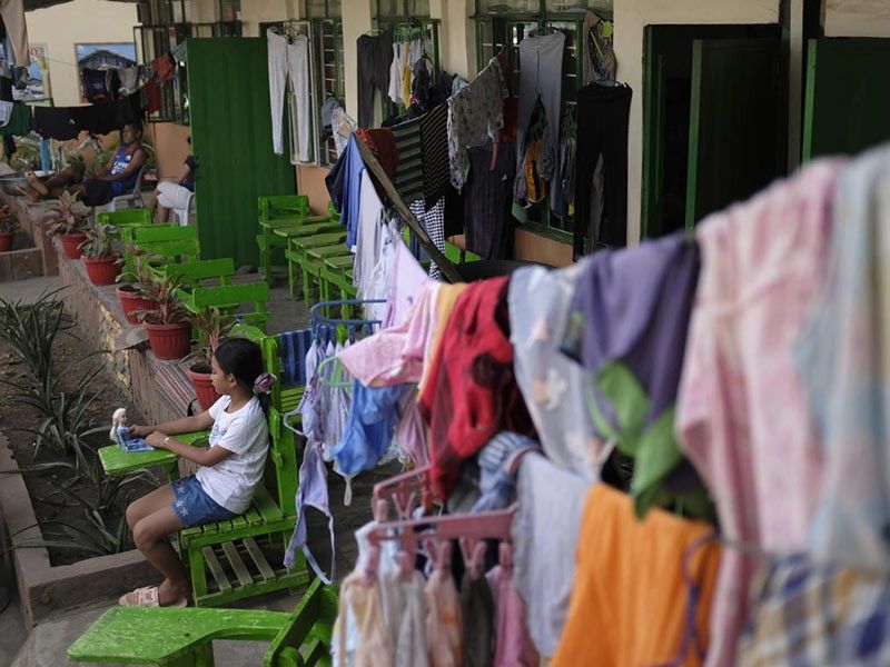 Number of displaced outside evacuation centers still rising â�� NDRRMC