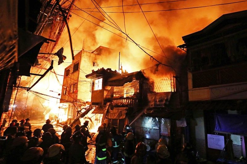 5 hurt in Manila blaze