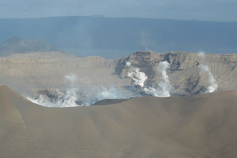 Usok mula Bulkang Taal kumapal; Inilabas na asupre, volcanic earthquakes dumami