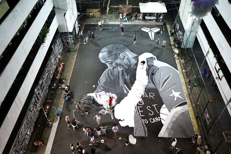 Fans create giant Bryant mural on Taguig basketball court