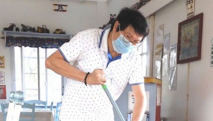 Daddy ni Jolens naglilinis na ng ashfall sa kanilang restaurant
