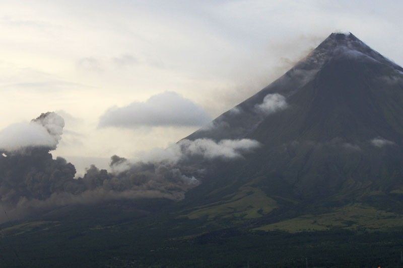 Phivolcs: 'Crater glow' observed in Mayon but Alert Level 2 is still in effect