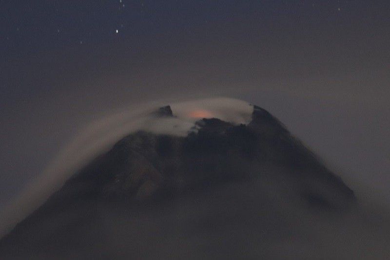 â��Crater glow,â�� rising magma observed on Mayon â�� Phivolcs