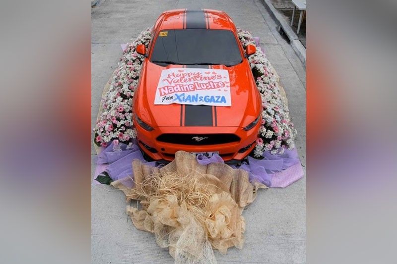 Inaalok ng bouquet of mustang si Nadine