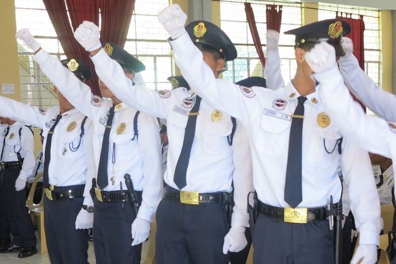 Security guard walay lisensiya ang armas sikop