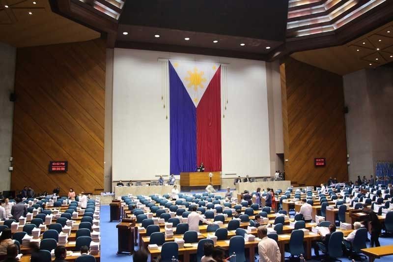 Mga lagda sa pro-ABS-CBN resolution sa Kamara, 'ipinababawi ng House leaders'
