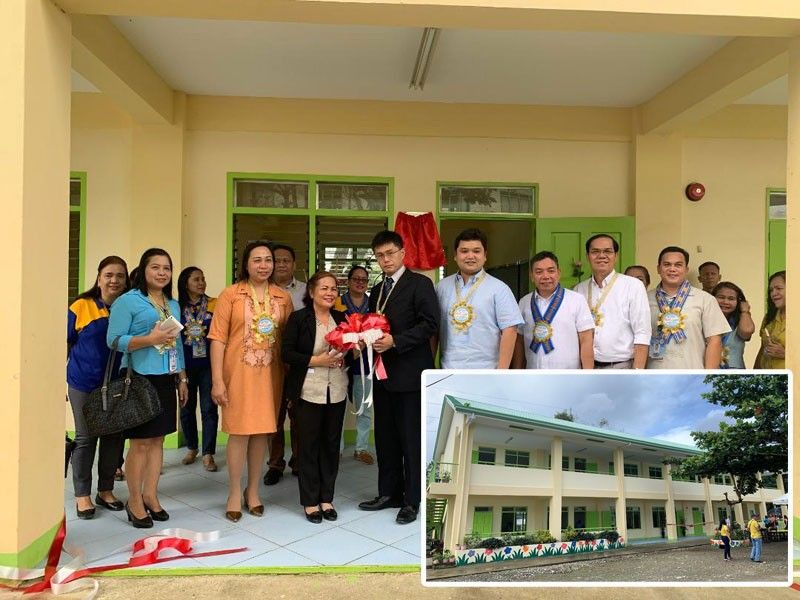 Japan turns over school building to Surigao