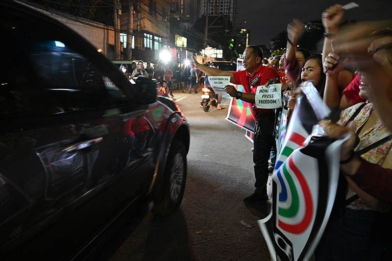 Palace reporters condemn ABS-CBN shutdown