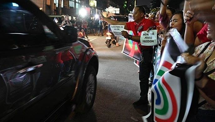 Palace reporters condemn ABS-CBN shutdown