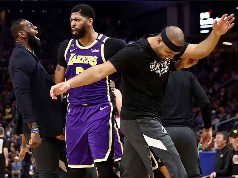 LeBron-less Lakers wallop Warriors