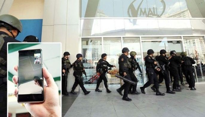 Sacked mall guard holds dozens hostage; 1 hurt