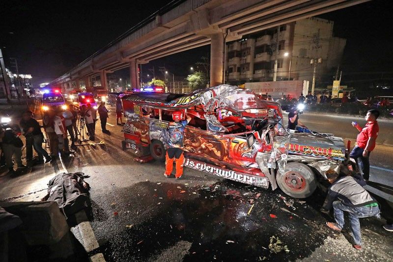 2 dead as jeepney hits truck in Pasig