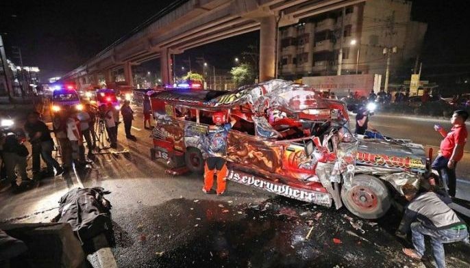 2 dead as jeepney hits truck in Pasig
