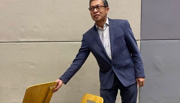 Cebuano inventor develops sustainable armchair for schools