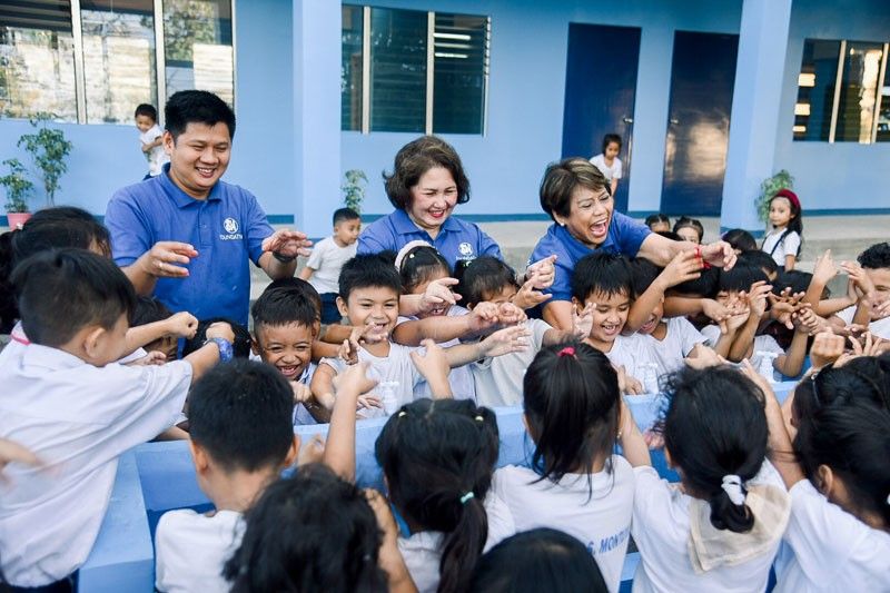 Daet students receive 1st SM school building in 2020