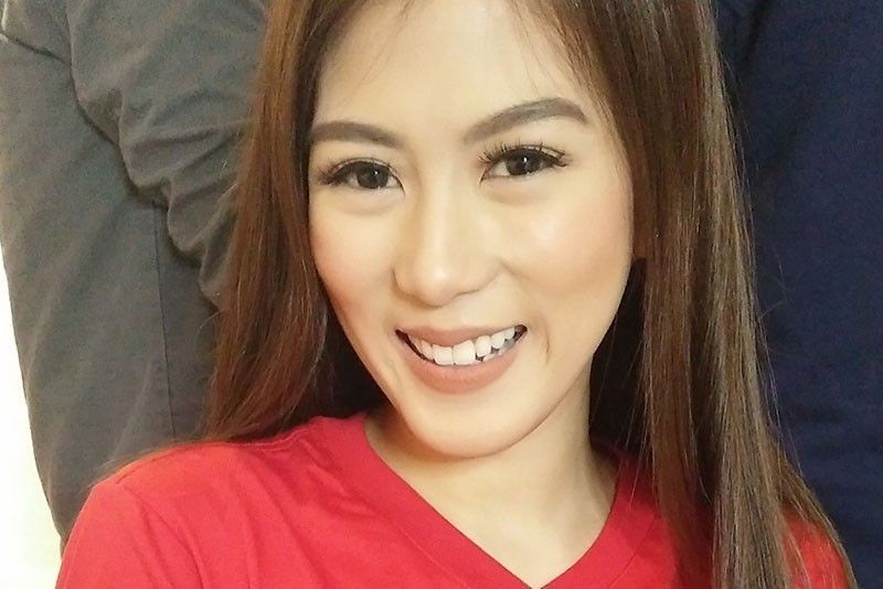 'Mother packer': Alex Gonzaga packs groceries for quarantine beneficiaries