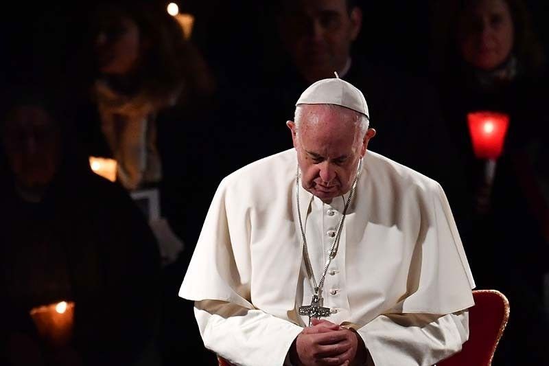 Pope holds dramatic solitary service for relief vs COVID